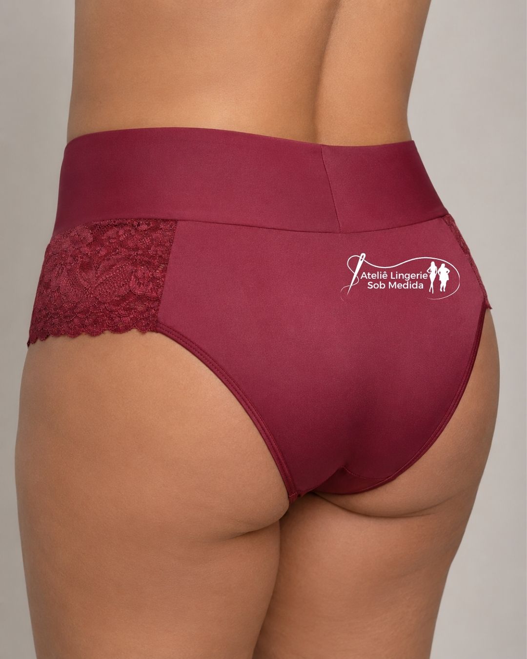 Confeccionada em microfibra macia e com renda lateral delicada, essa calcinha plus size foi pensada para valorizar o corpo com conforto real. A modelagem se ajusta suavemente ao corpo, oferecendo firmeza sem apertar e um toque extremamente agrad&aacute;vel na pele.  A cintura mais alta proporciona sensa&ccedil;&atilde;o de seguran&ccedil;a e melhor sustenta&ccedil;&atilde;o, enquanto a renda lateral fica perfeitamente assentada no corpo, sem transpar&ecirc;ncia excessiva, sem volume e sem marcar sob a roupa.
